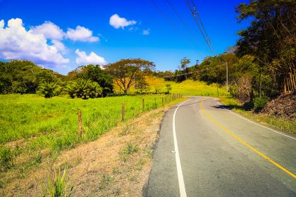 Route bordée de prairies le long de la côte Pacifique du Costa Rica