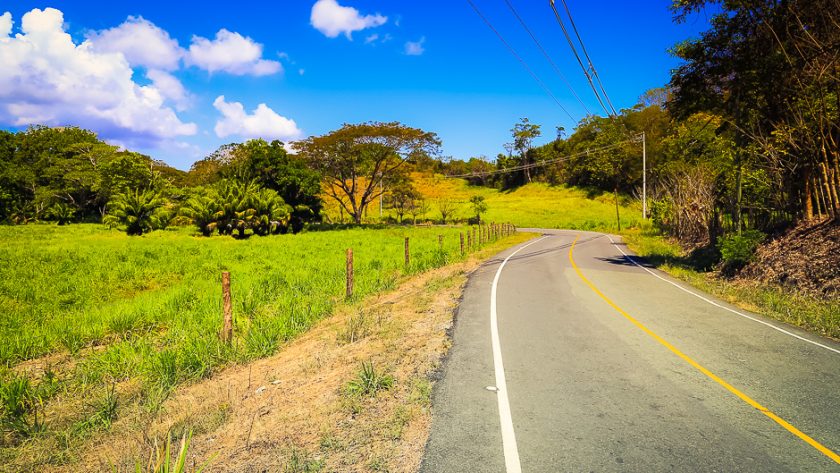 Route bordée de prairies le long de la côte Pacifique du Costa Rica