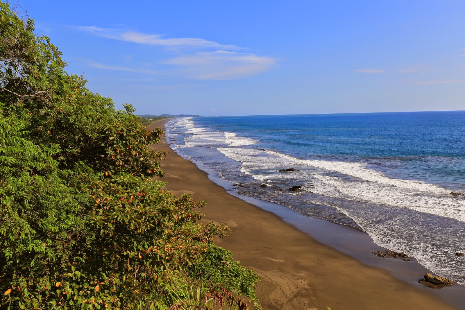 Une longue plage battue par les vagues