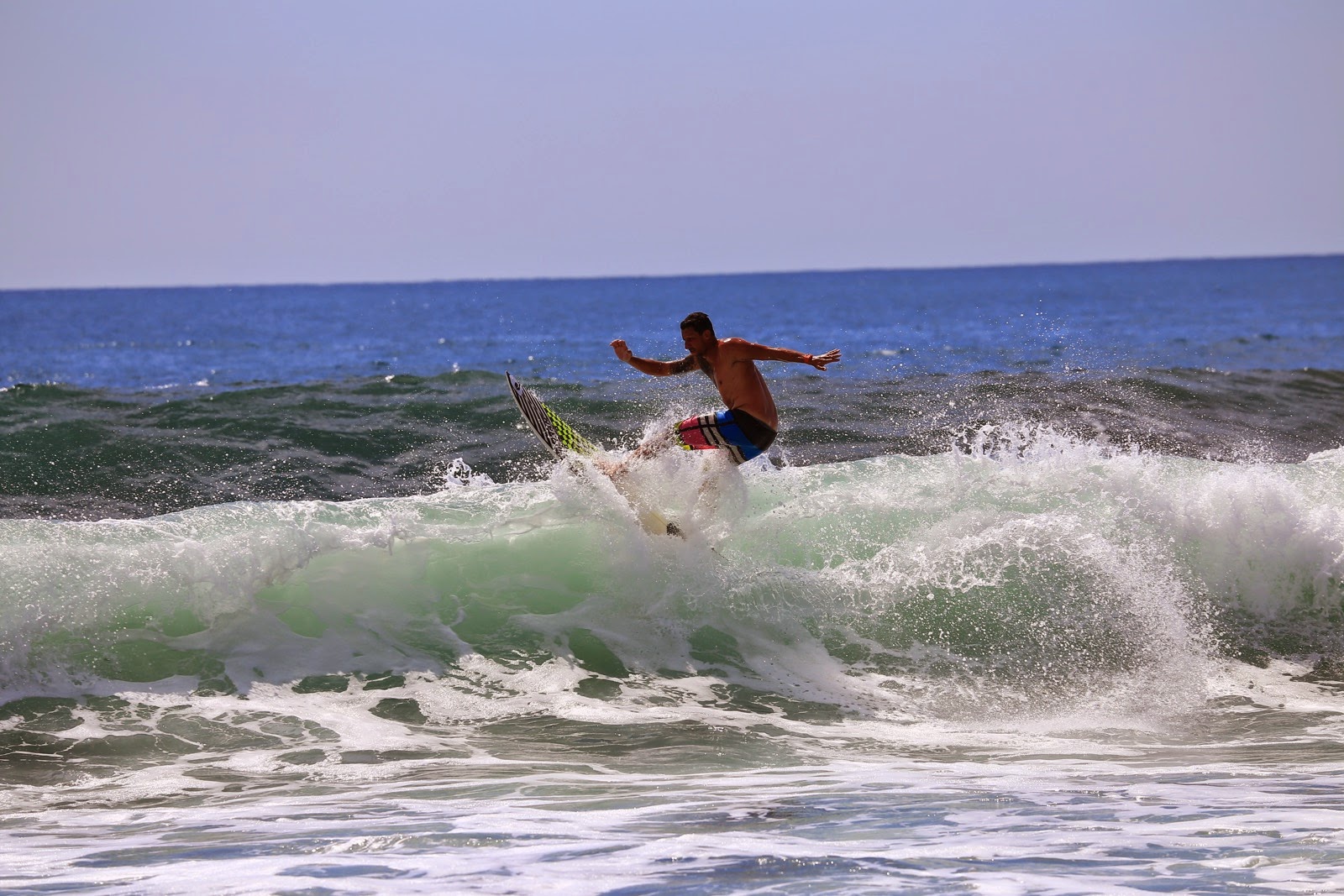 Un surfeur dans les rouleaux