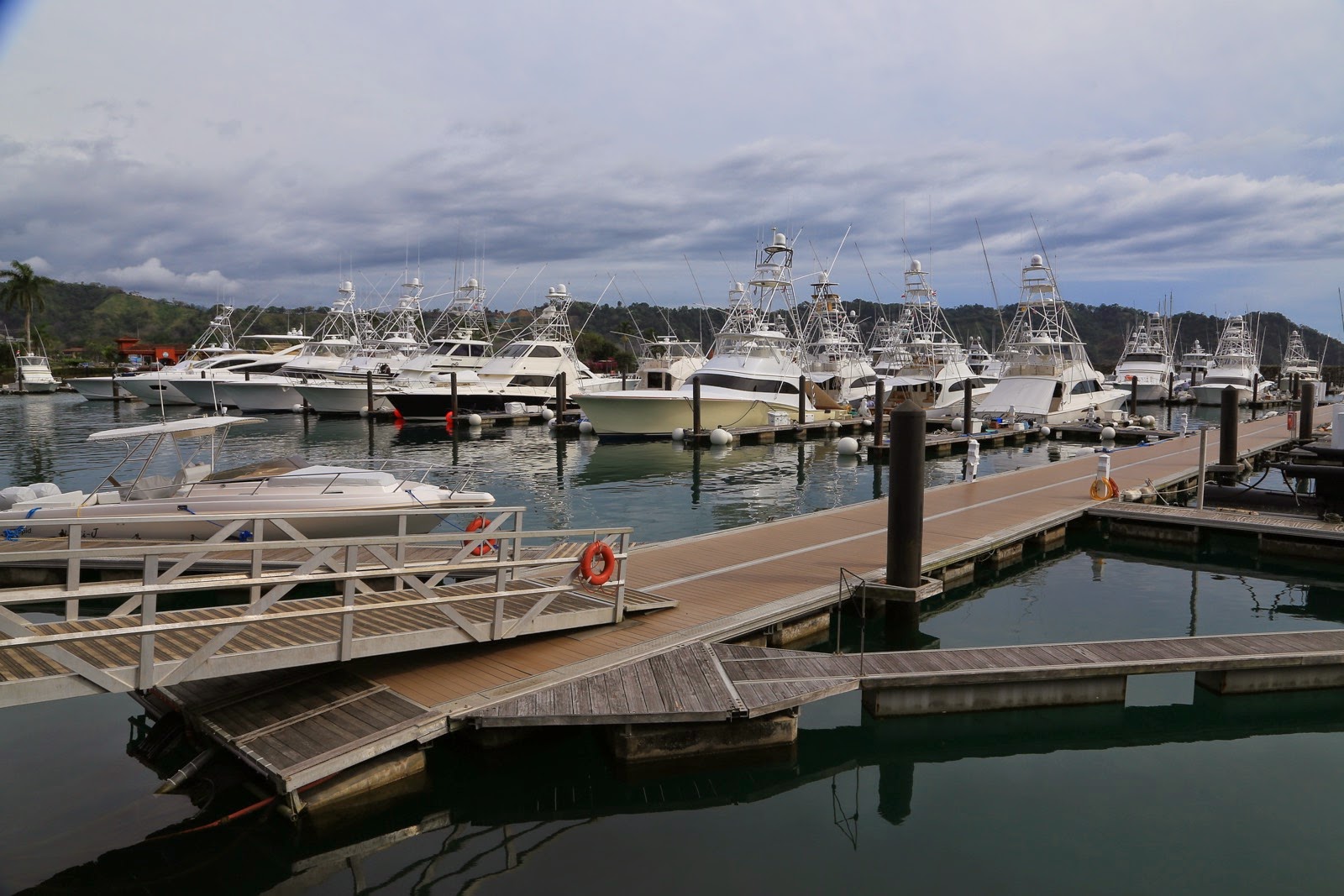 La marina de Playa Herradura et ses bateaux de pêche