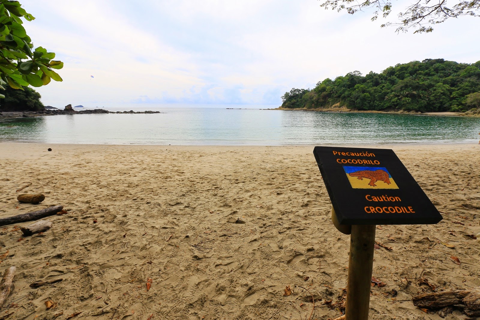 Une plage du parc et son panneau d’information