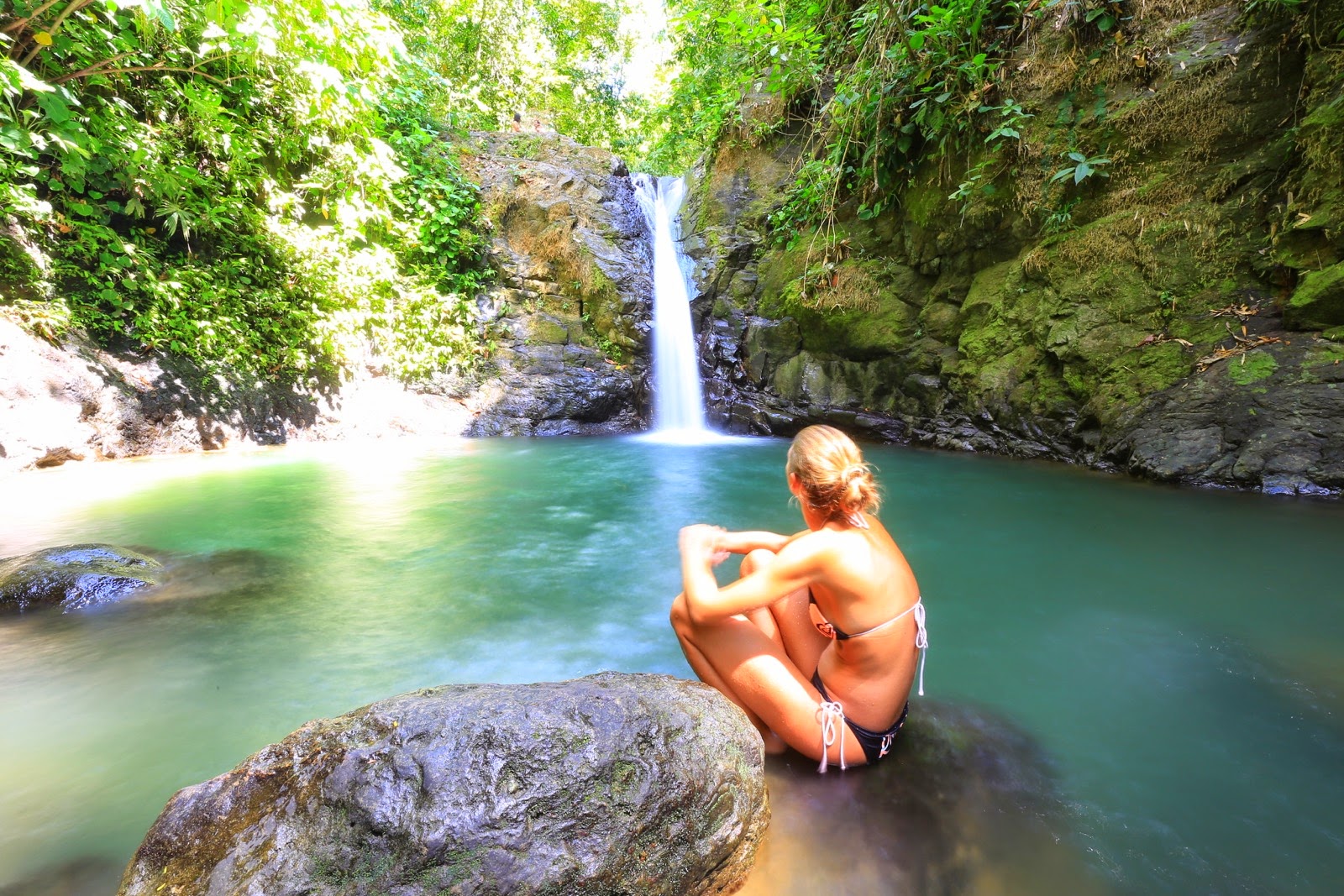 Baignade au pied de la cascade d’Uvita