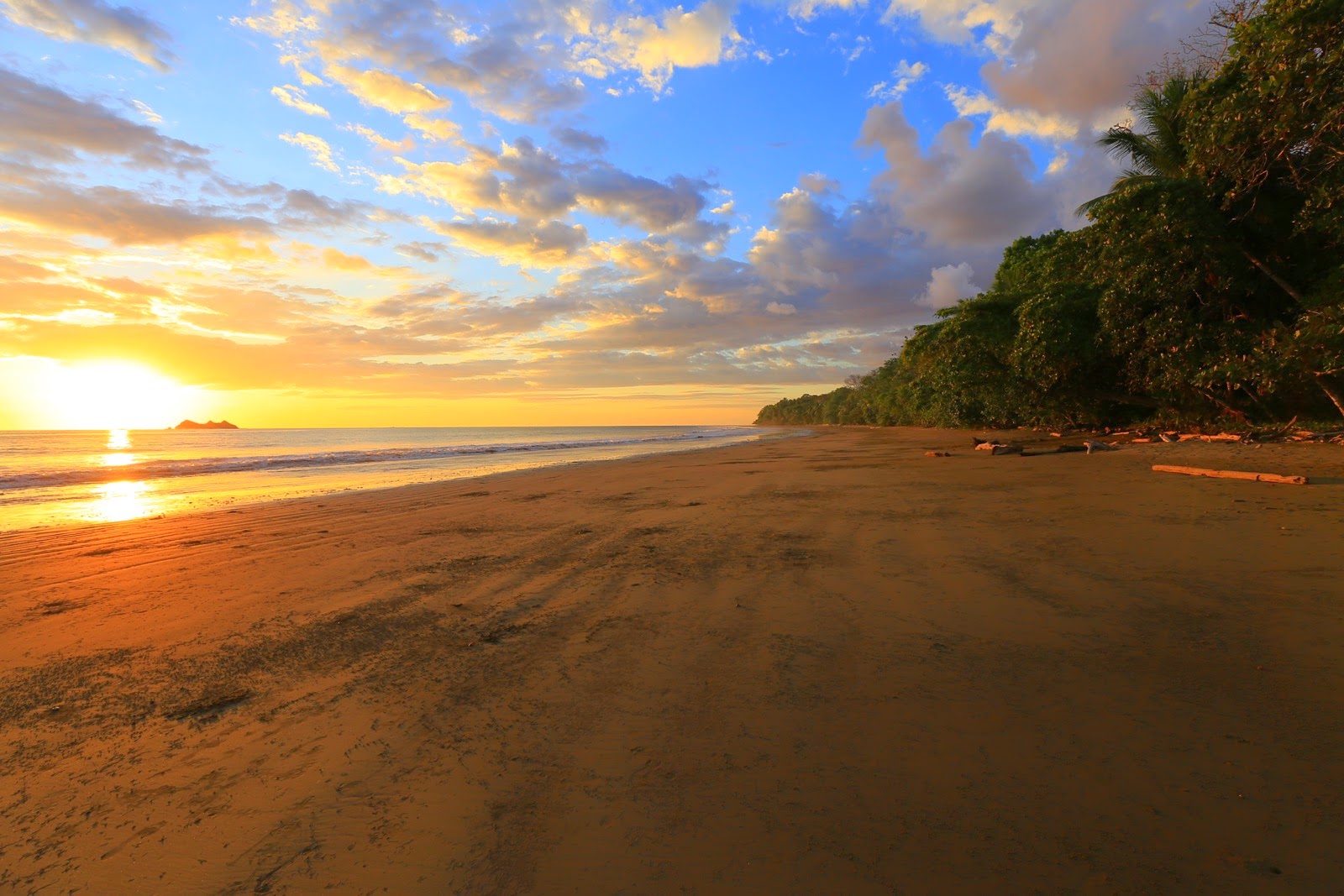Coucher de soleil sur une plage de la côte Pacifique