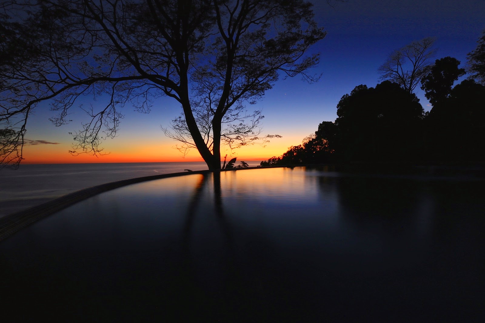 La piscine à débordement de la villa de Dominical au crépuscule