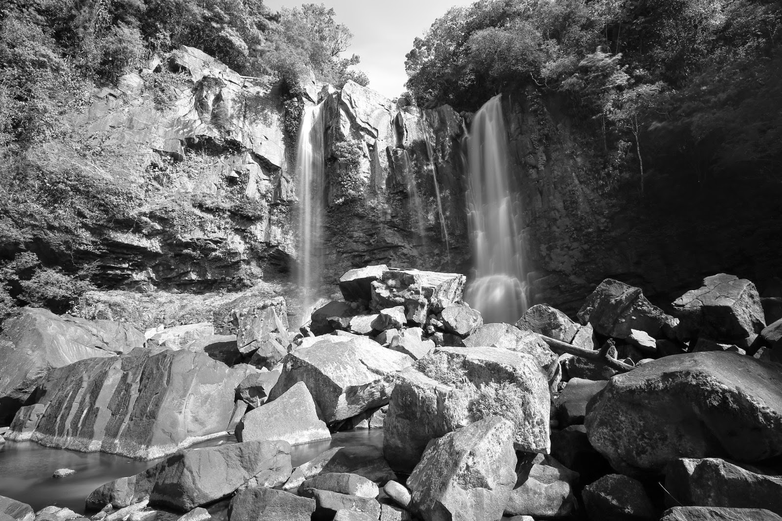 Les chutes de Nauyaca en noir et blanc
