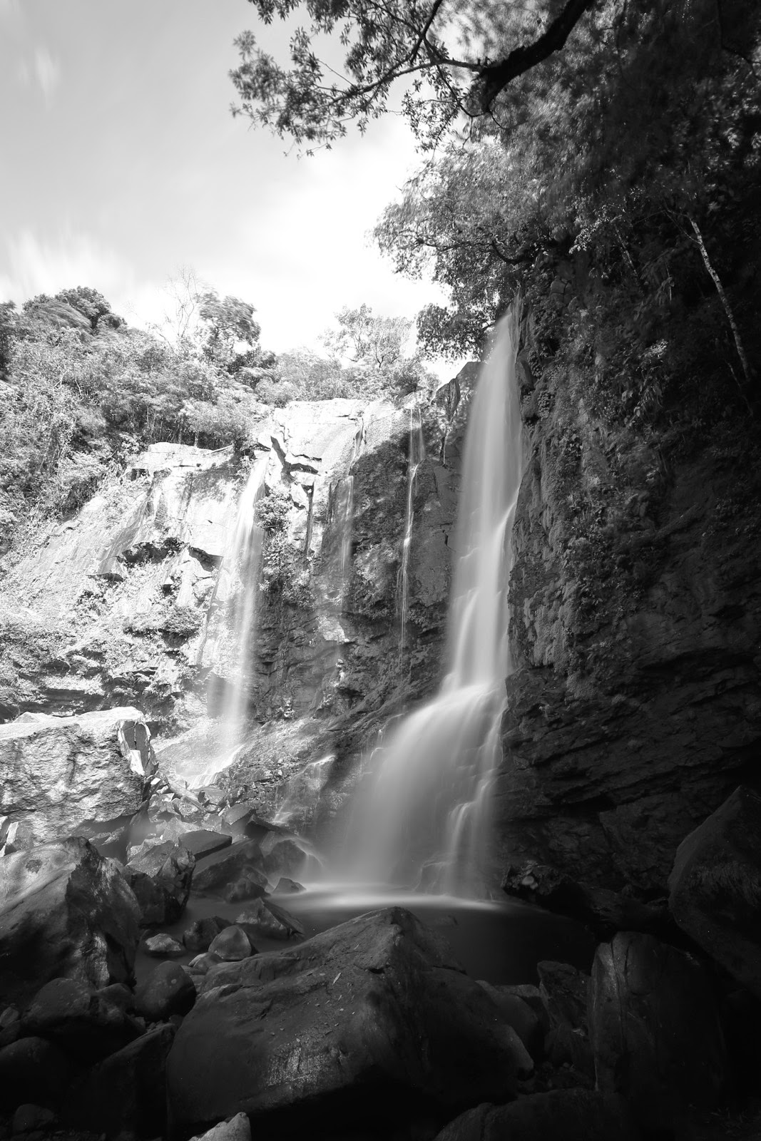 Une chute d’eau de 45 m, en noir et blanc