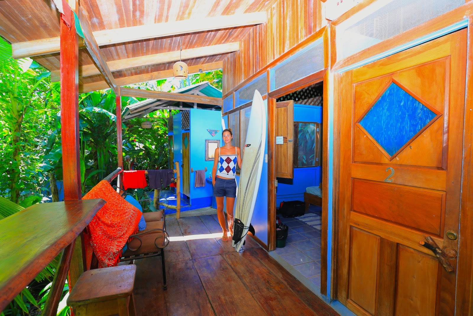 Le couloir coloré d’un hostel de Montezuma