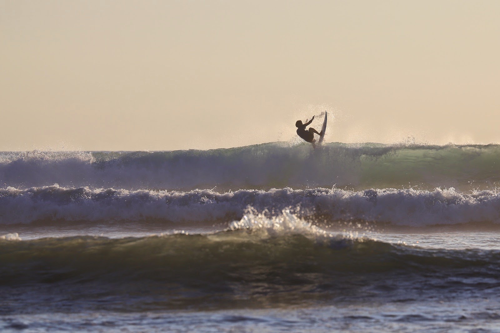 Un surfeur dans les vagues de Playa Guiones