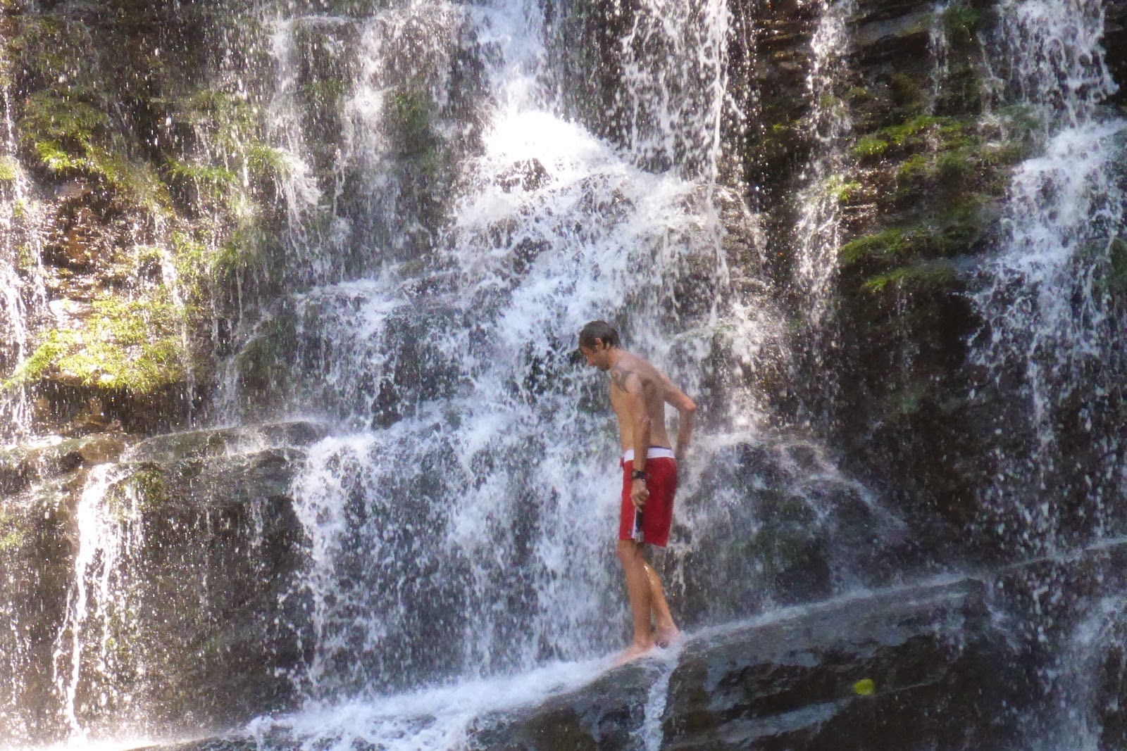 Sous la cascade de Nauyaca