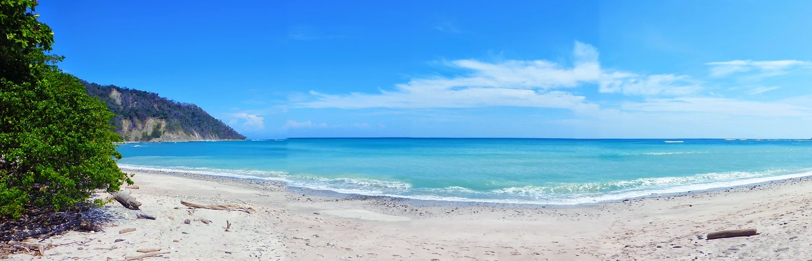 La plage de sable blanc au bout du sentier de Cabo Blanco