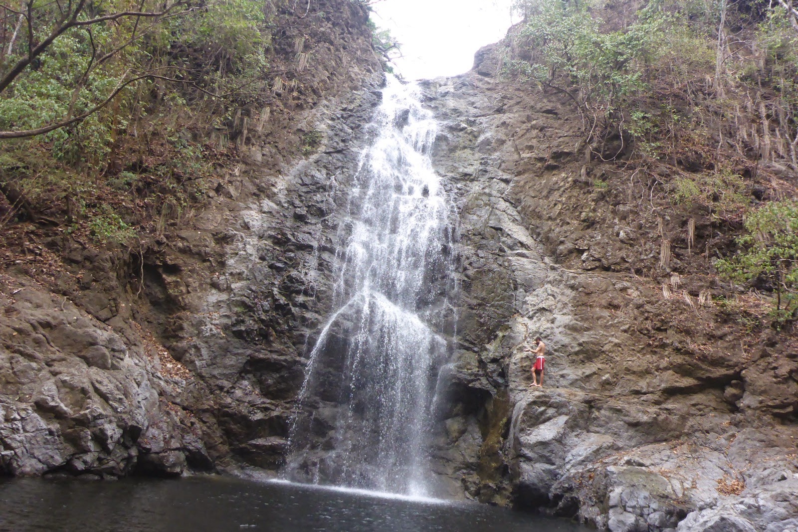 La cascade de Montezuma entre les falaises