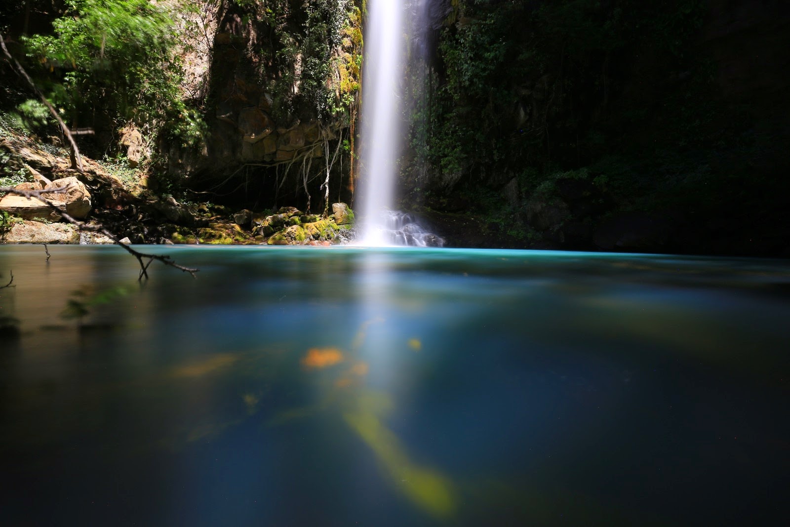 Le lac turquoise de la cascade, en pose longue