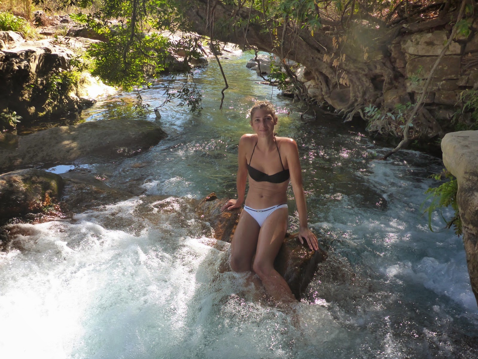 Baignade dans les bassins naturels d’un rio du village