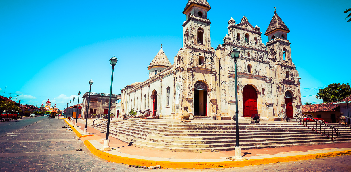 Église coloniale blanche de Granada sous le ciel bleu
