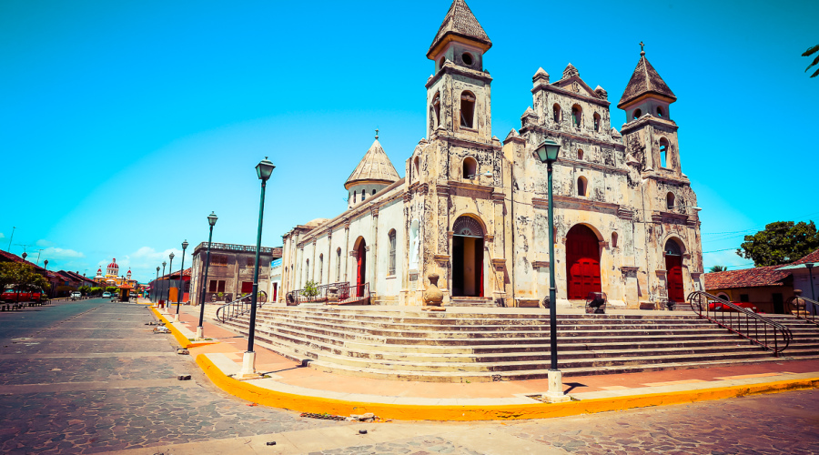 Église coloniale blanche de Granada sous le ciel bleu