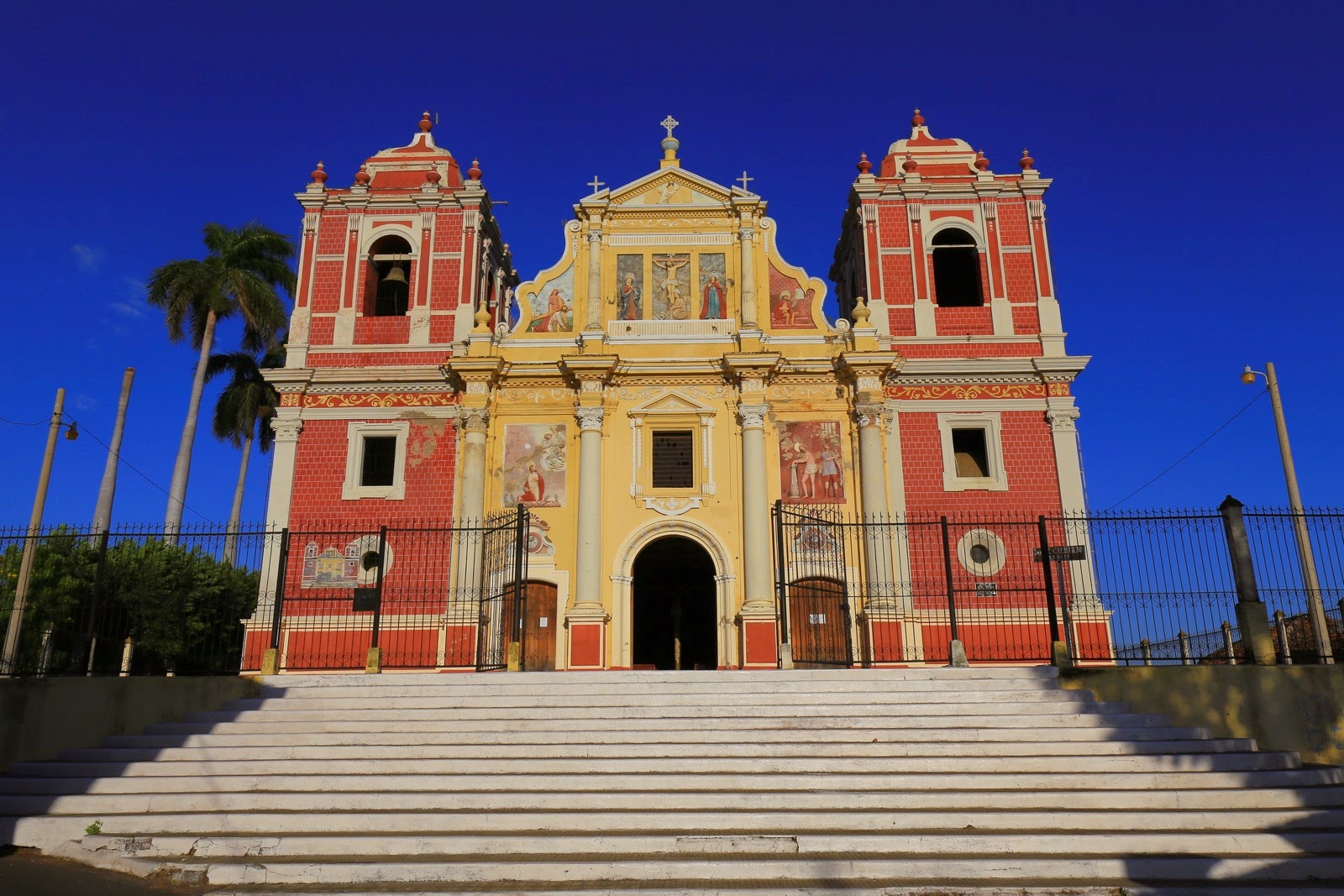 L’Iglesia de El Calvario et ses deux clochers rouges