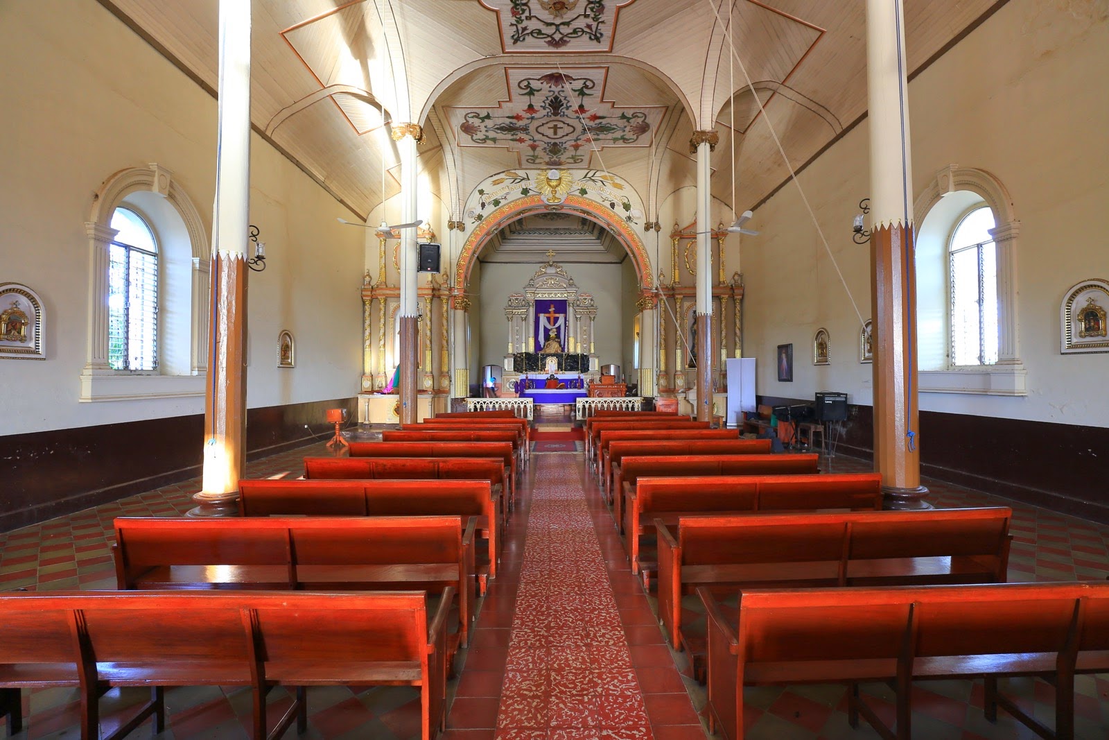 Nef et autel de l’Iglesia de El Calvario