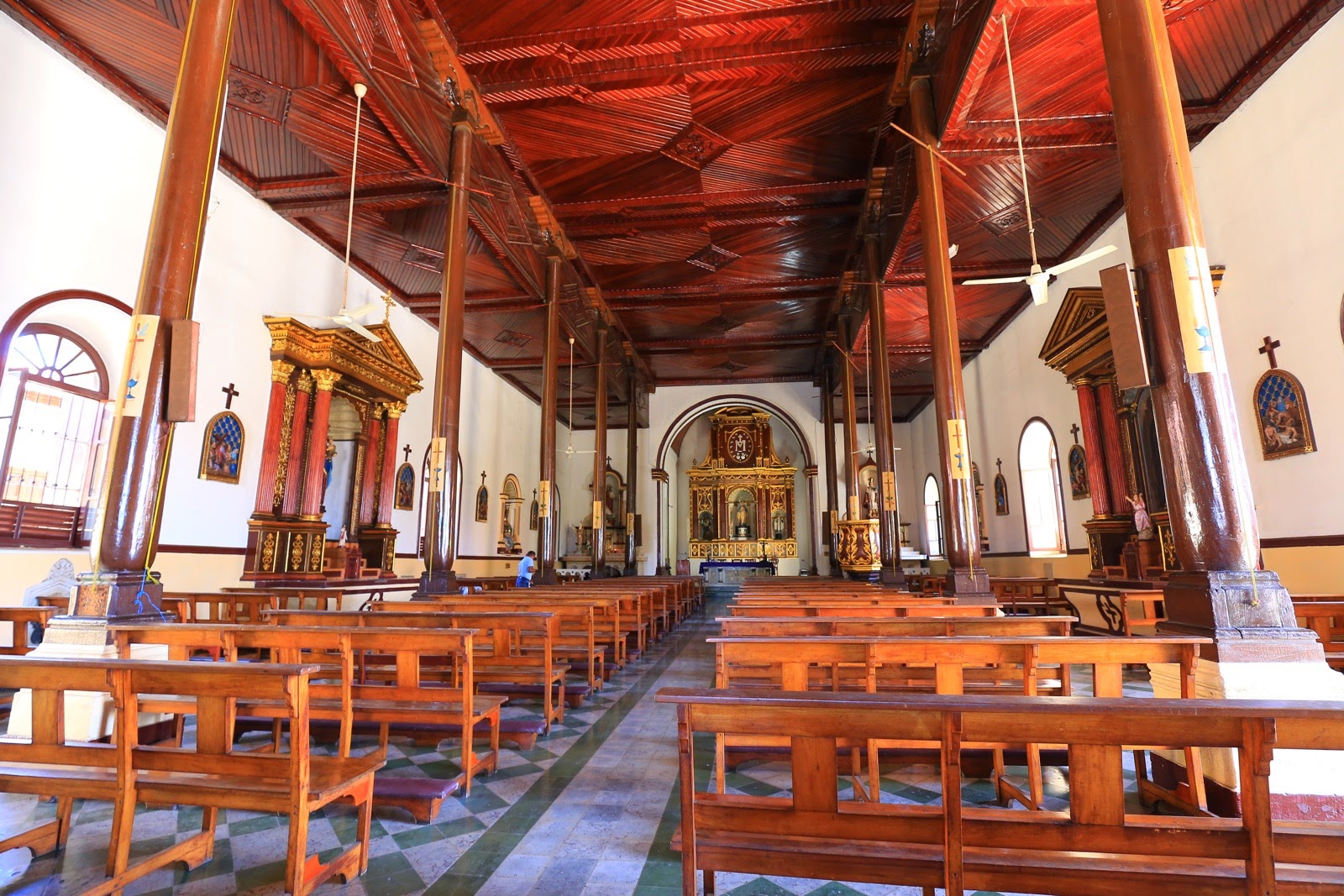 Nef et plafond en bois d’une église de León