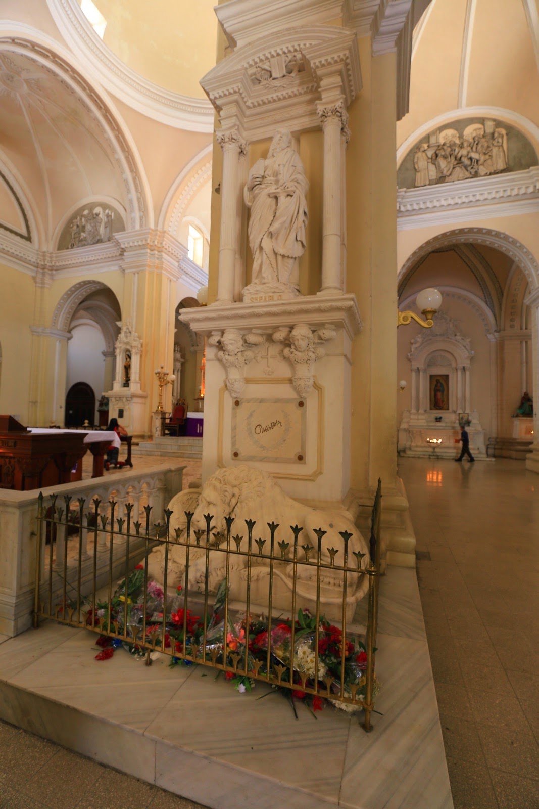 Colonne et tombe dans la cathédrale