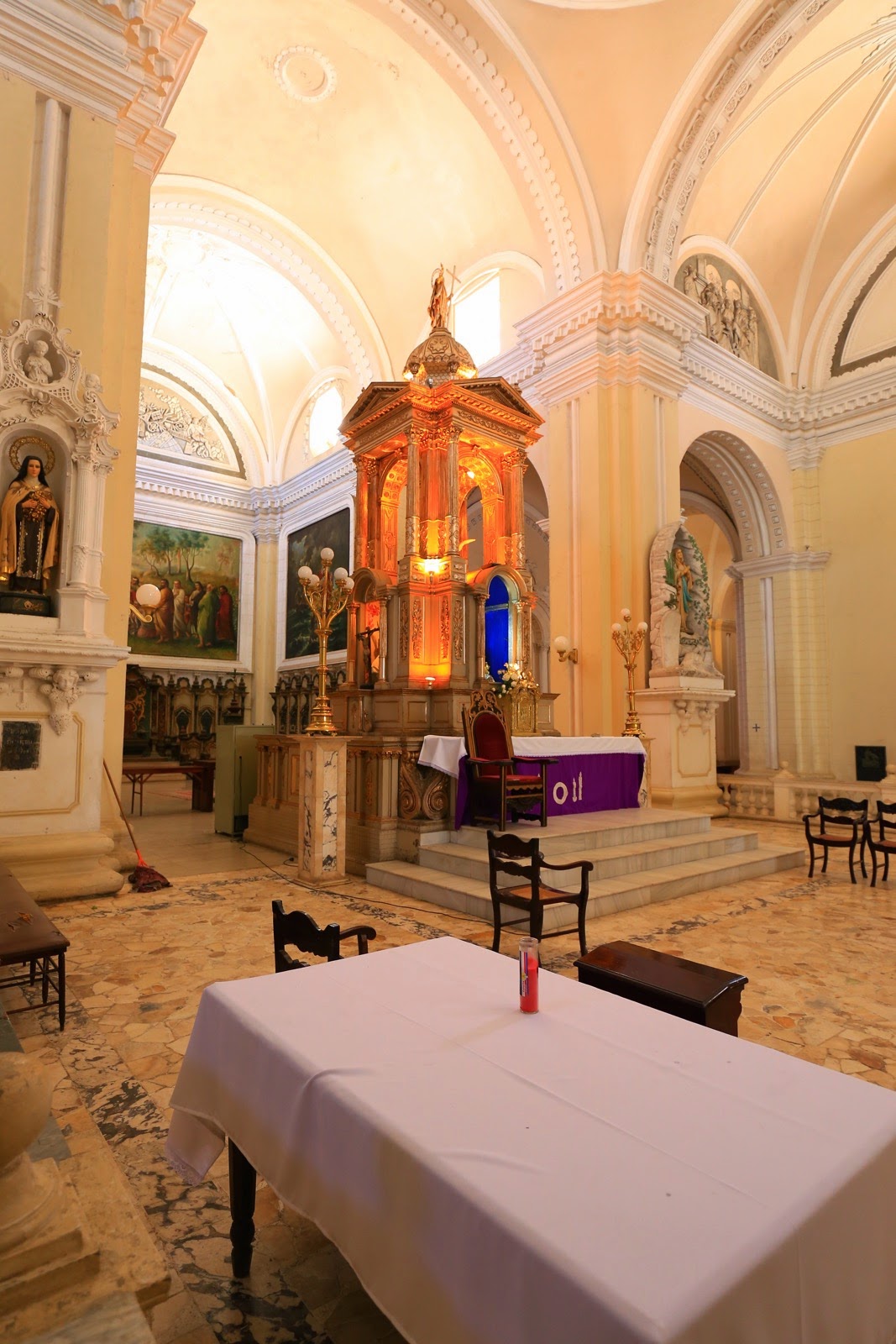 Autel et chapelle latérale de la cathédrale