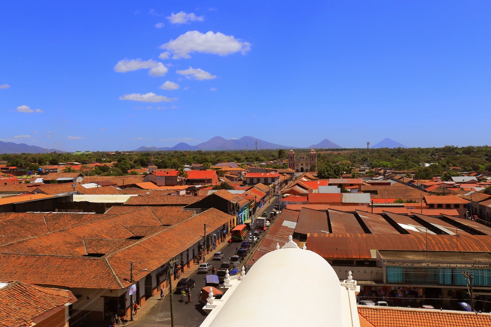 Toits du marché central et volcans au loin