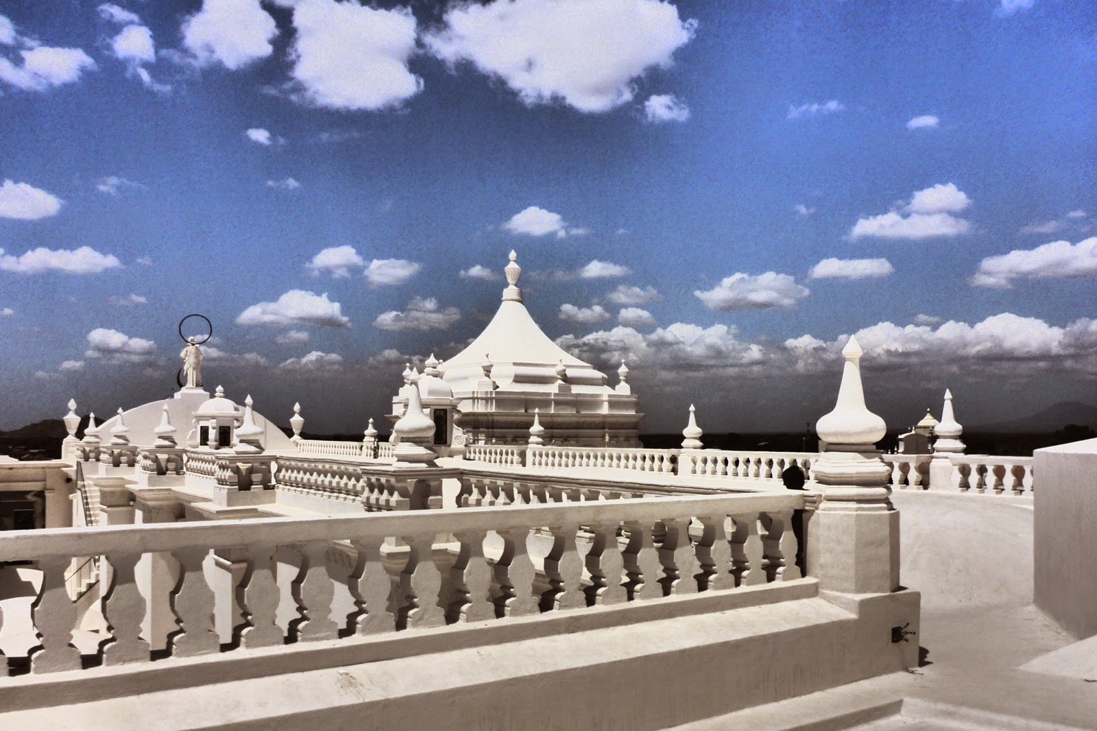 Balustrade et clochetons blancs du toit