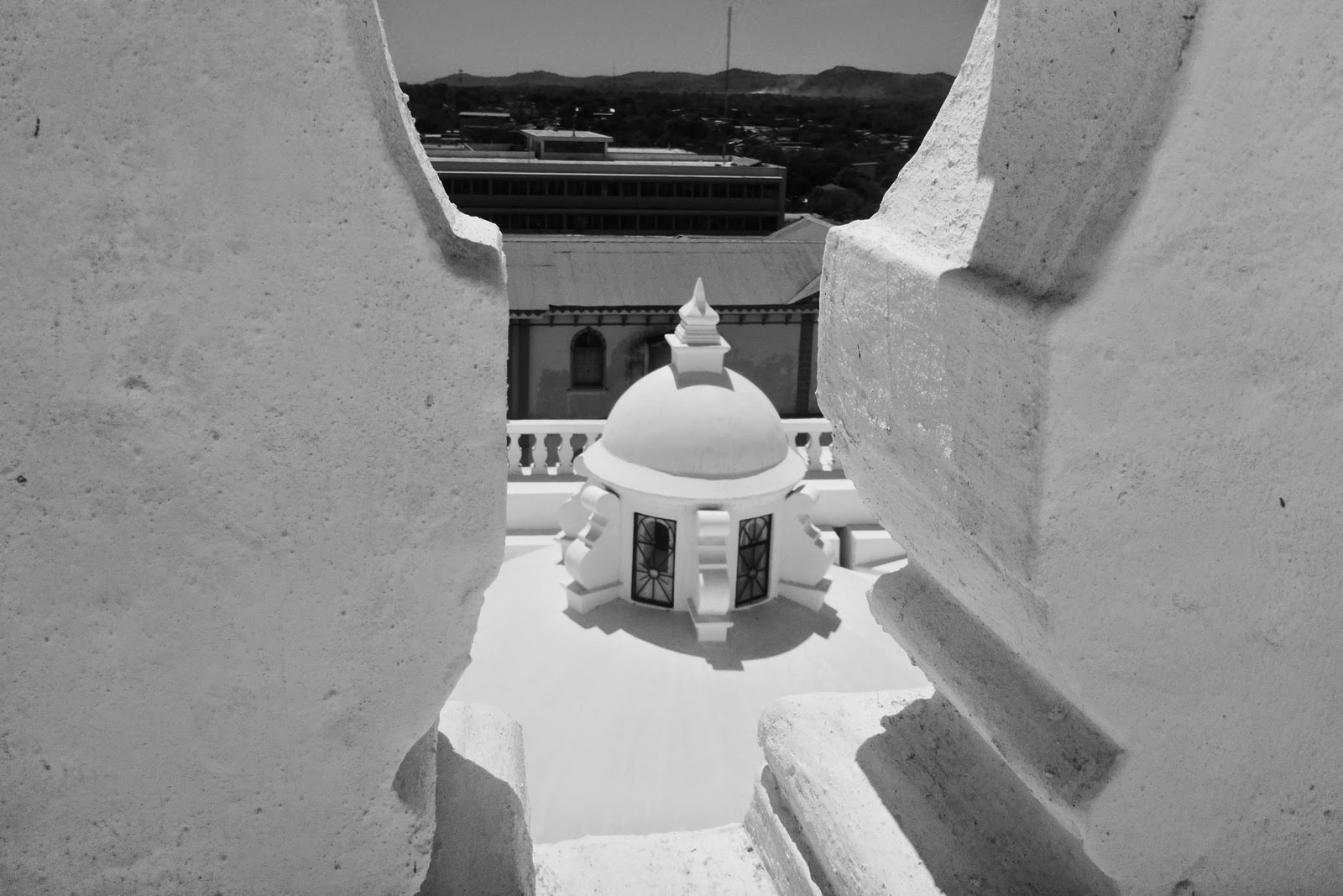 Clocheton blanc entre deux murs, en noir et blanc