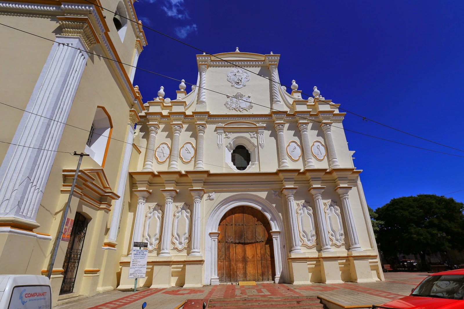 Façade blanche sculptée d’une église coloniale