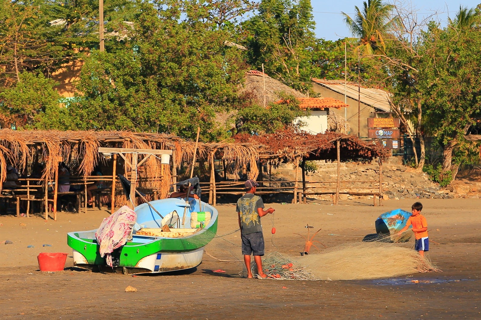 Barques de pêcheurs sur le sable