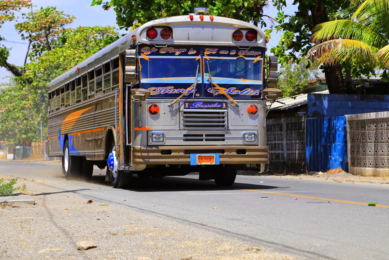 Chicken bus coloré sur une route de León