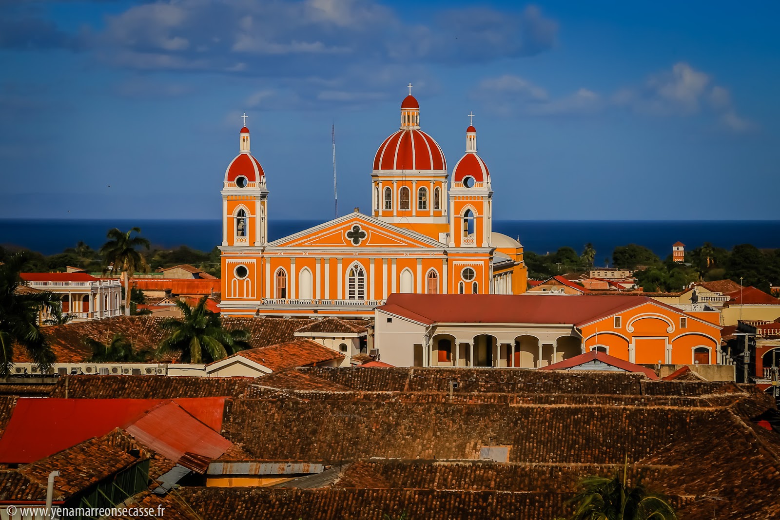 La cathédrale de Granada et le lac Nicaragua vus d’un clocher