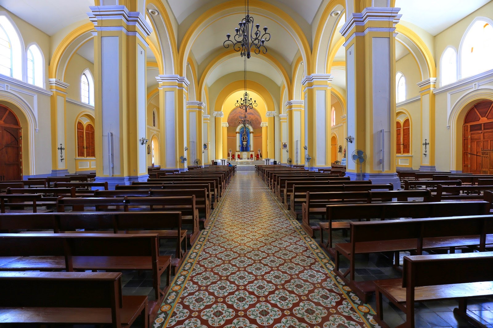 Nef jaune et blanche de la cathédrale