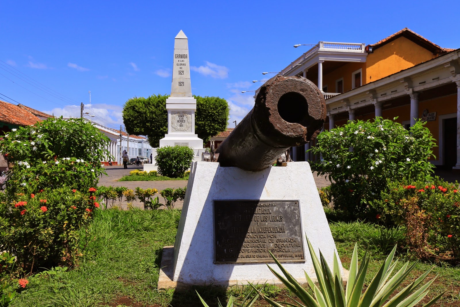 Obélisque et canon de la Plaza de la Independencia