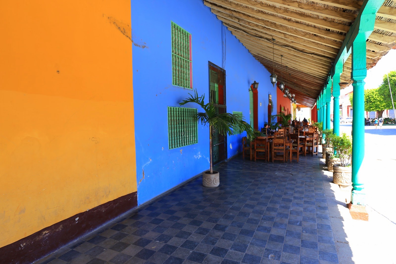Galerie colorée d’une maison coloniale