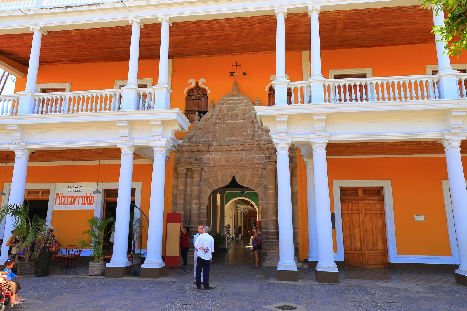 Façade orange et portail en pierre
