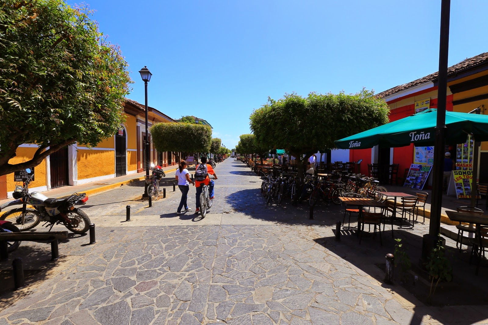 Rue animée et terrasses de Granada
