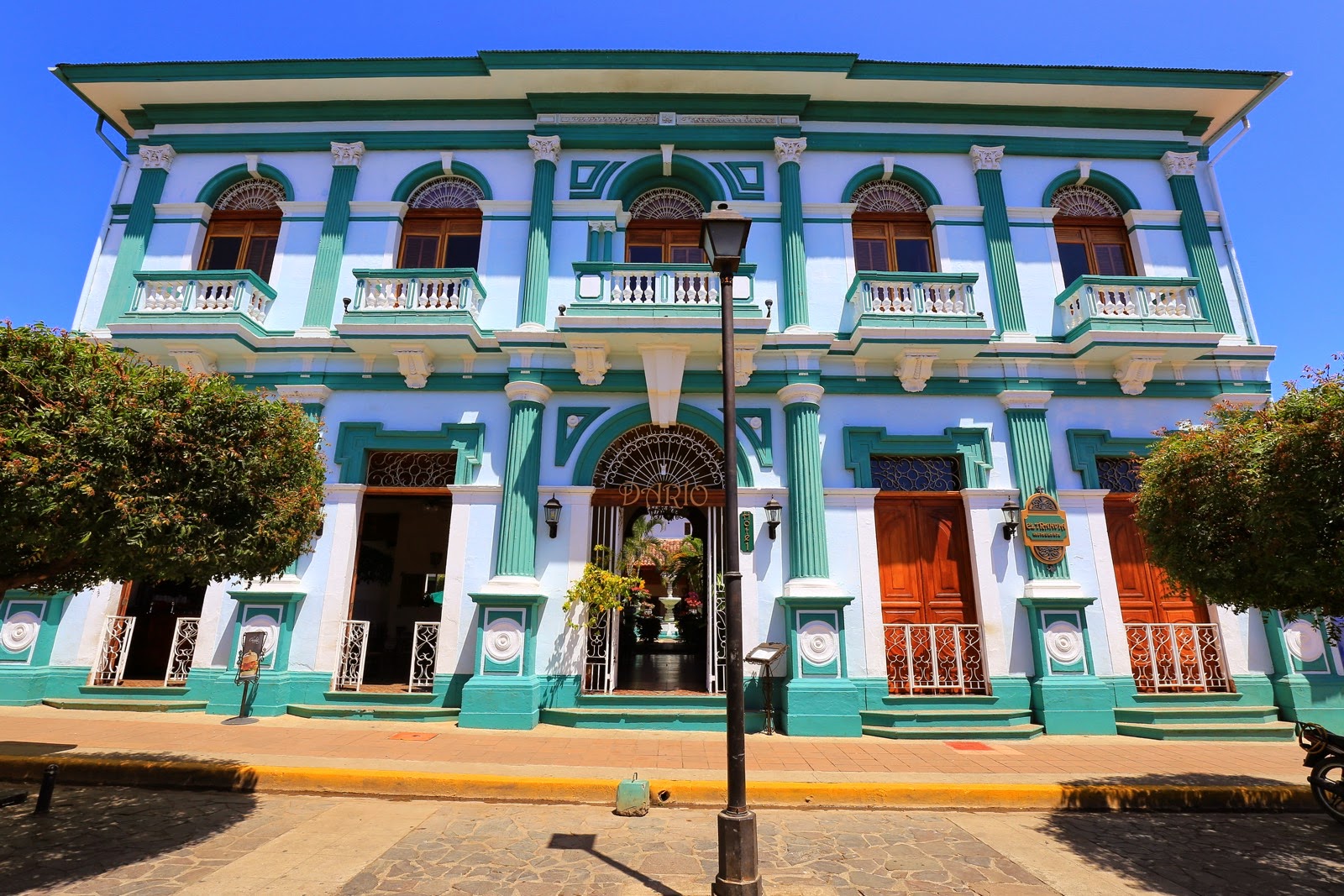 Façade turquoise et blanche d’une demeure coloniale