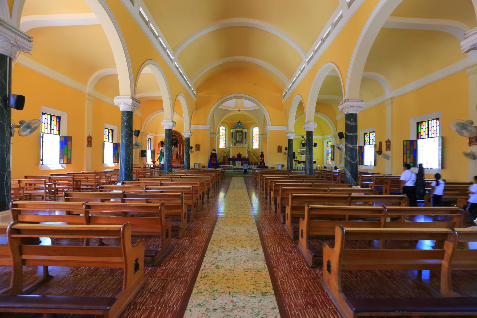 Voûtes jaunes et piliers bleus de l’Iglesia de Guadalupe