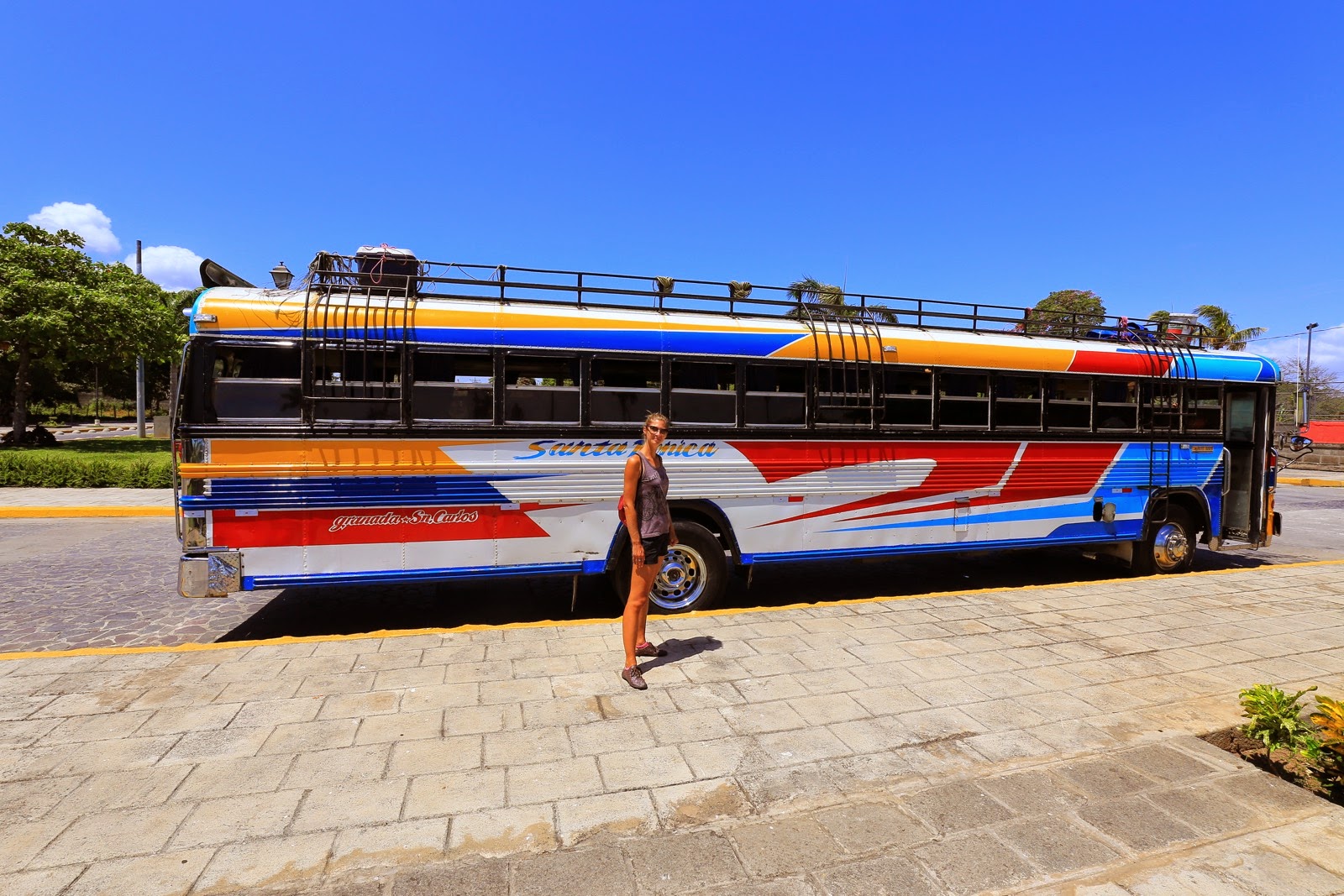 Chicken bus coloré au terminal de Granada