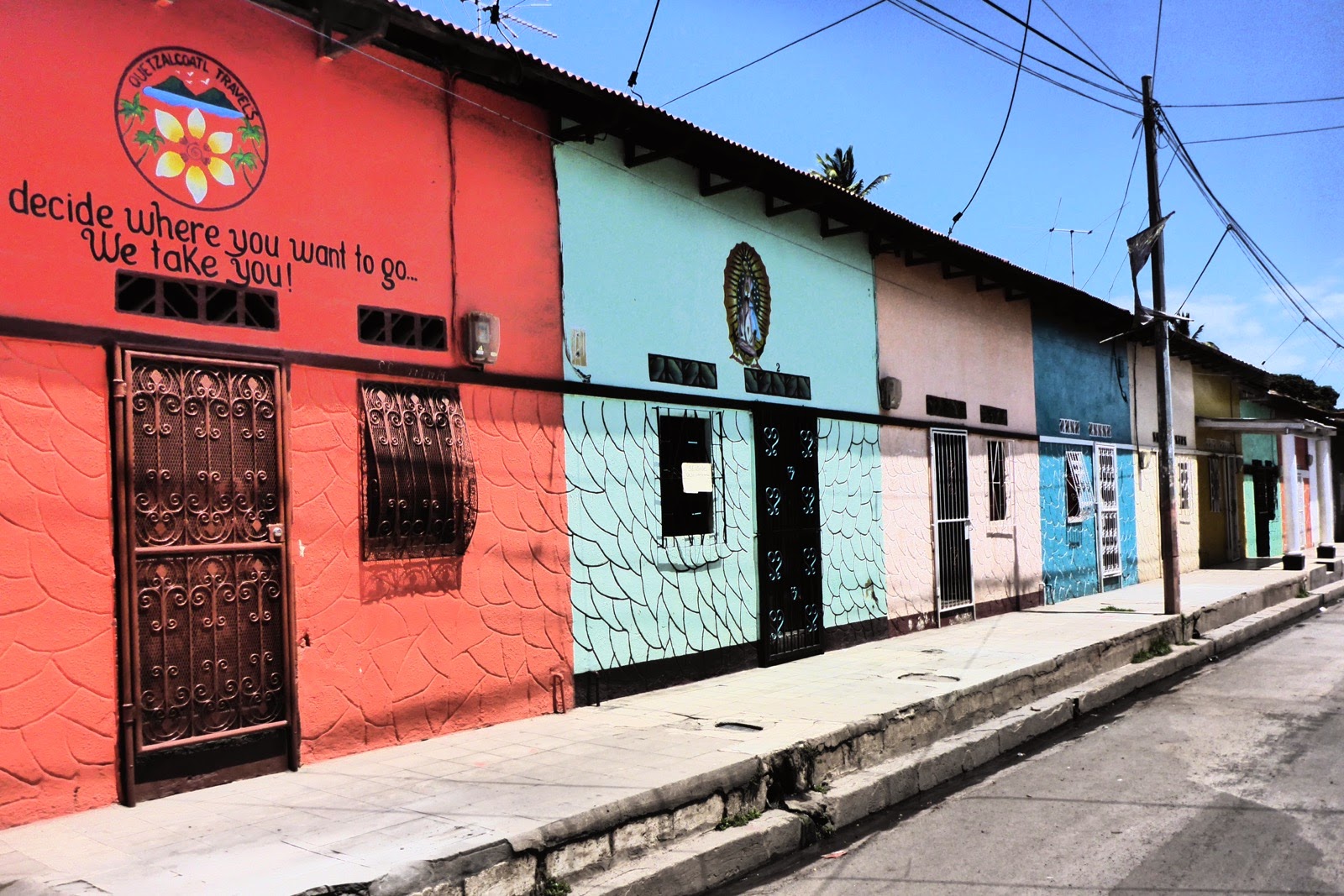 Façades rouge, turquoise et blanche