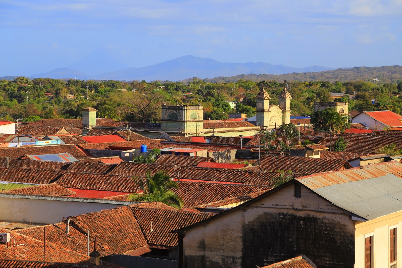 Toits de Granada et volcan Mombacho à l’horizon