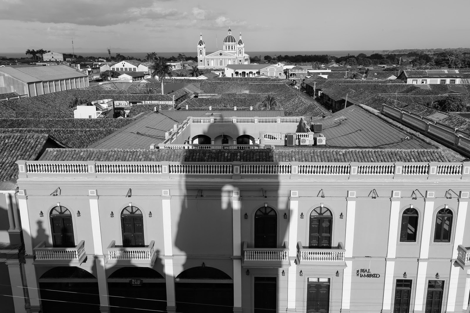Toits et façades vus du clocher, en noir et blanc