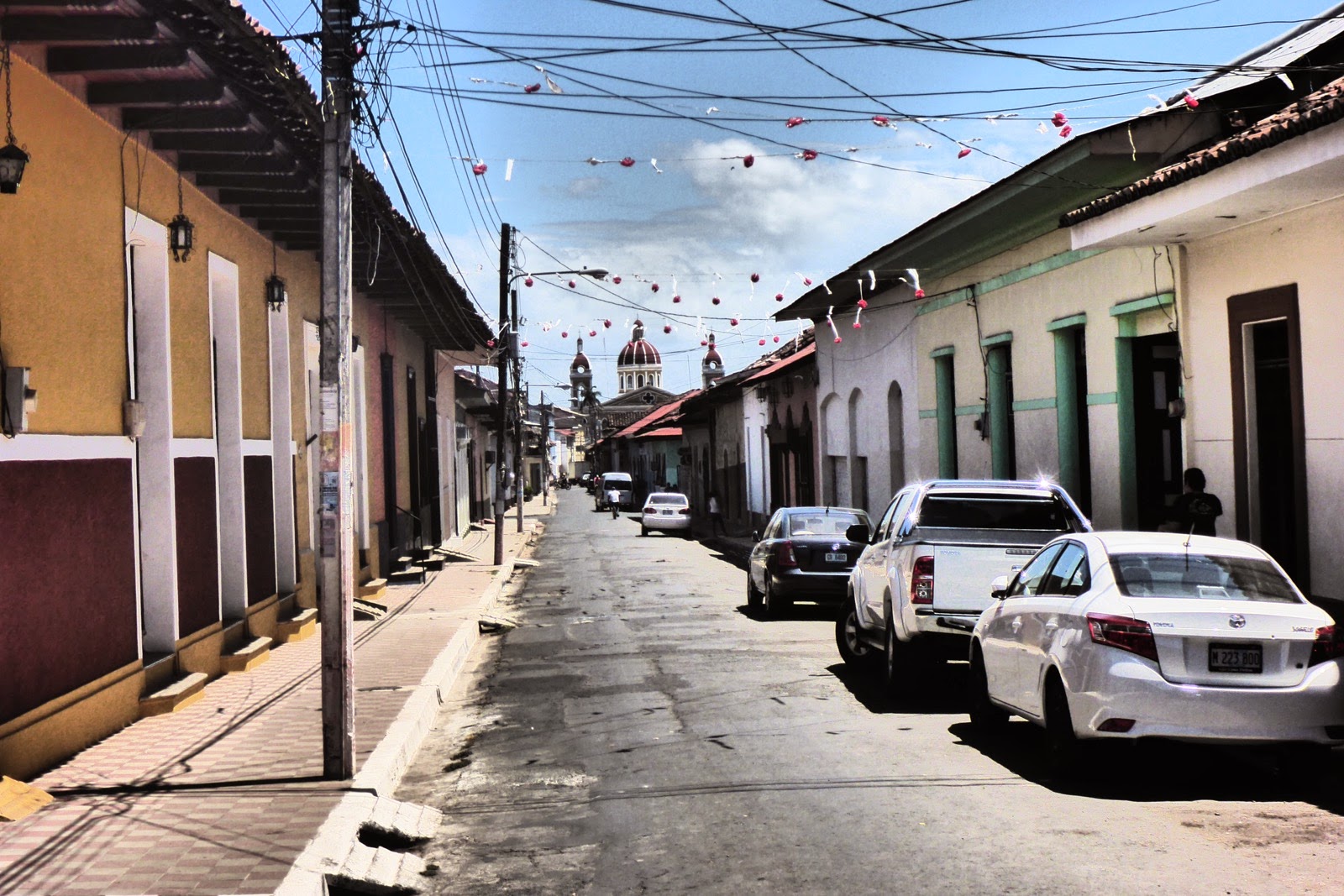 Rue colorée d’un quartier modeste de Granada