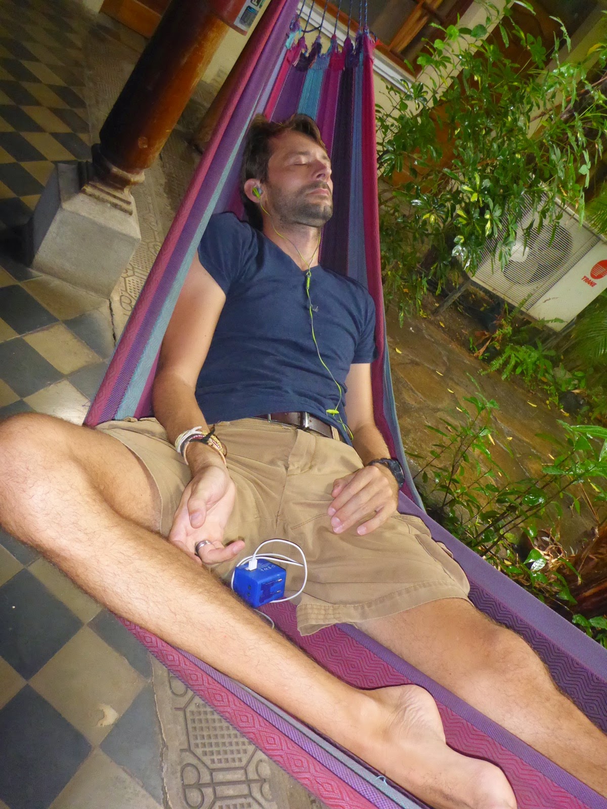Sieste dans un hamac pendant la pluie