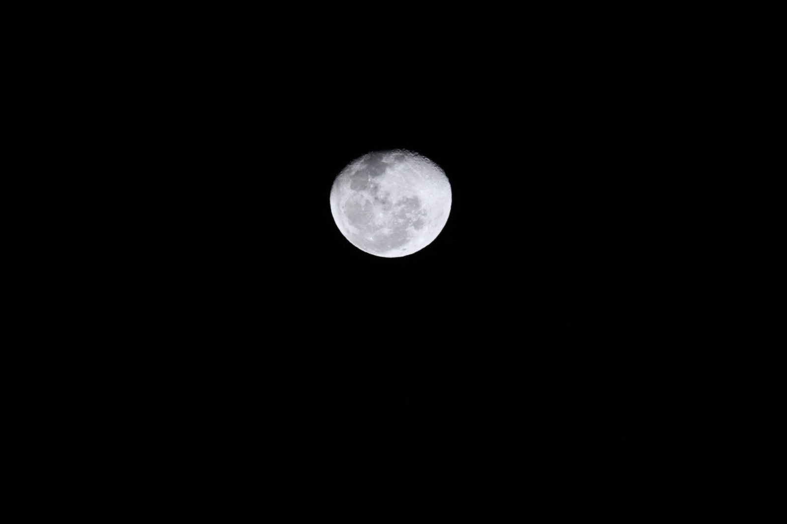 Pleine lune dans le ciel noir