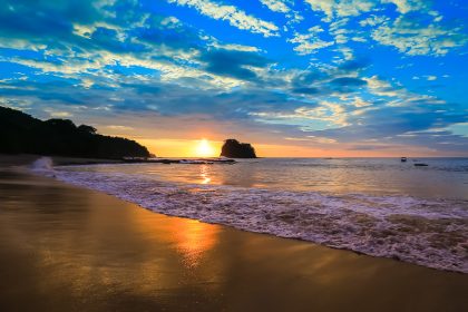 Coucher de soleil sur une plage de la côte Pacifique du Costa Rica