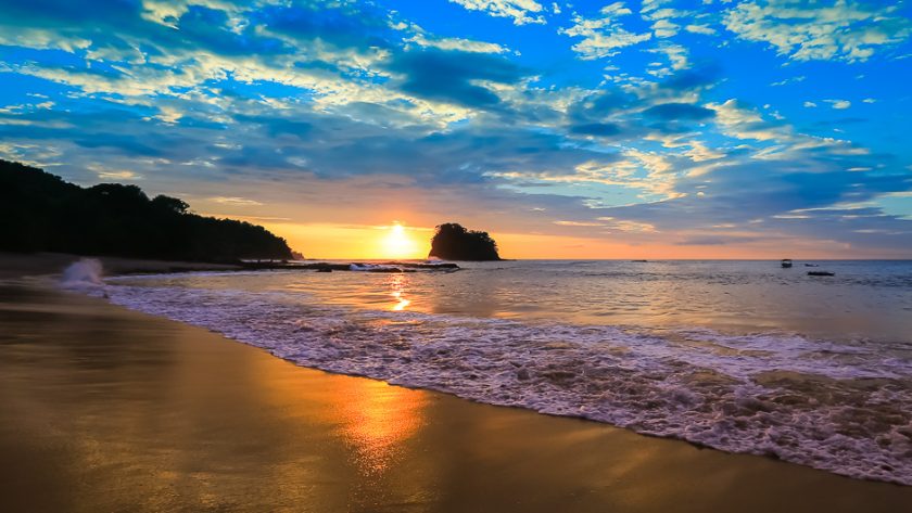 Coucher de soleil sur une plage de la côte Pacifique du Costa Rica