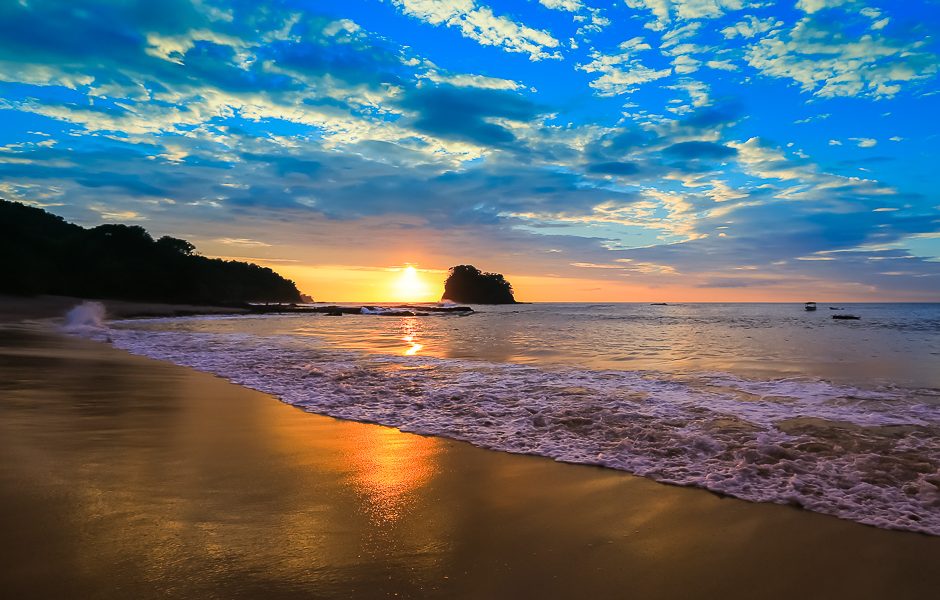 Coucher de soleil sur une plage de la côte Pacifique du Costa Rica