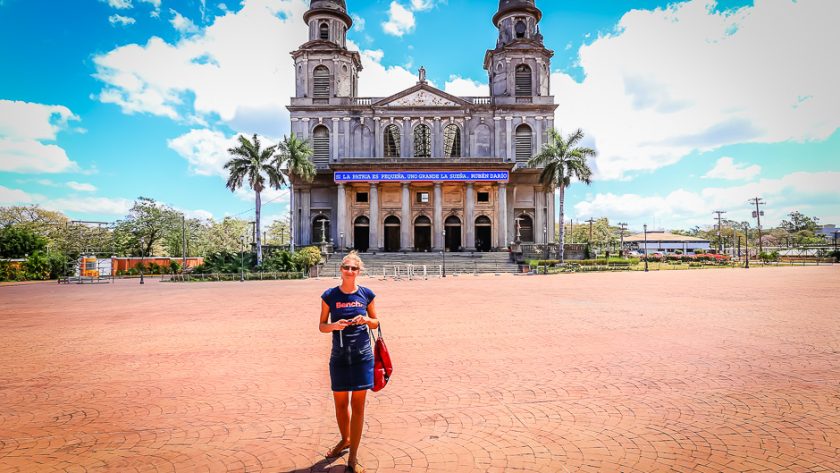 Devant l’ancienne cathédrale de Managua